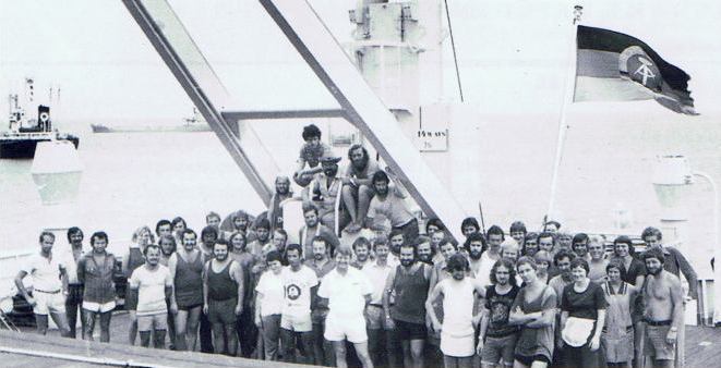 Mannschaft der FRIEDEN im August 1978 auf Shanghai Reede slr-vita-t4a-59-besatzung.jpg