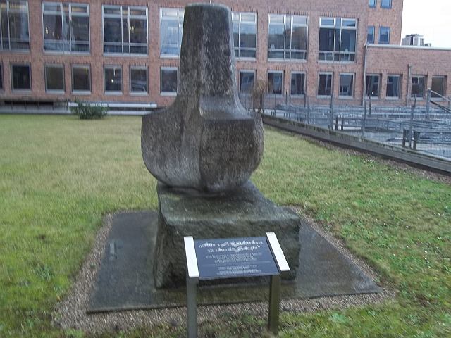 DSR-Seeleute-Denkmal beim Haus der Schiffahrt slr-DSR-Seeleute-Denkmal-100_4953.jpg