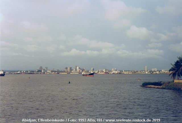 Hafeneinfahrt Abidjan, Elfenbeinküste, Okt. 1993 slr-sd19-abidjan-1993.jpg