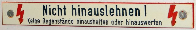 Schildchen vom Fenster im Oberdeck eines Doppelstockwagens slr-sb12-nicht-hinauslehnen!.jpg