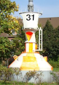 Vor der Hochschule in Warnemünde, ABa, 01.10.2010 slr-stl-ext1-ddr-bibo-ba4777.jpg