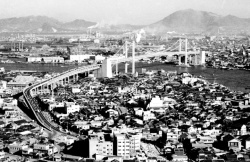 Die Wakato-Brücke verbindet in Kitakyushu die Stadtteile Wakamatsu und Tobata. Foto: Rolf Beckert. Größer unter: Quer durch Wakamatsu
